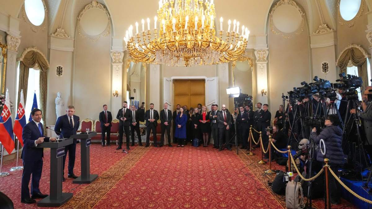 Marco Rubio durante una rueda de prensa desde Bratislava junto al primer ministro eslovaco, Robert Fico