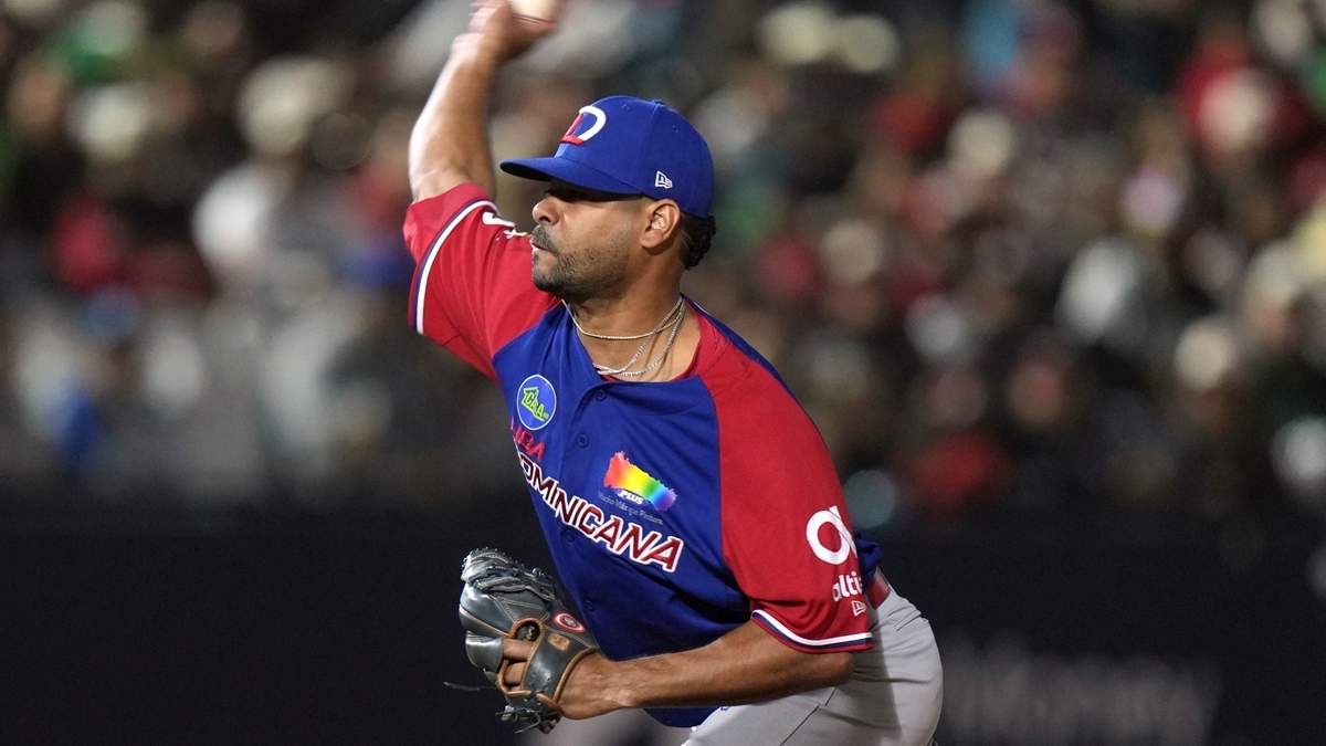 Esmil Rogers, abridor de República Dominicana, lanza frente a México en la final de la Serie del Caribe