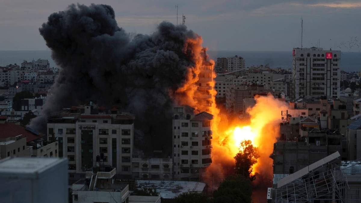 Una bola de fuego y humo se eleva a partir de una explosión en una torre de apartamentos palestina luego de un ataque aéreo israelí en la ciudad de Gaza