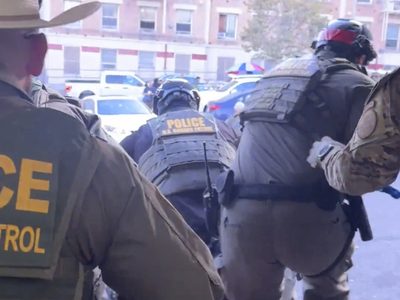 Agentes federales se ocultan en camión para redada afuera de un Home Depot en Los Ángeles (Video)