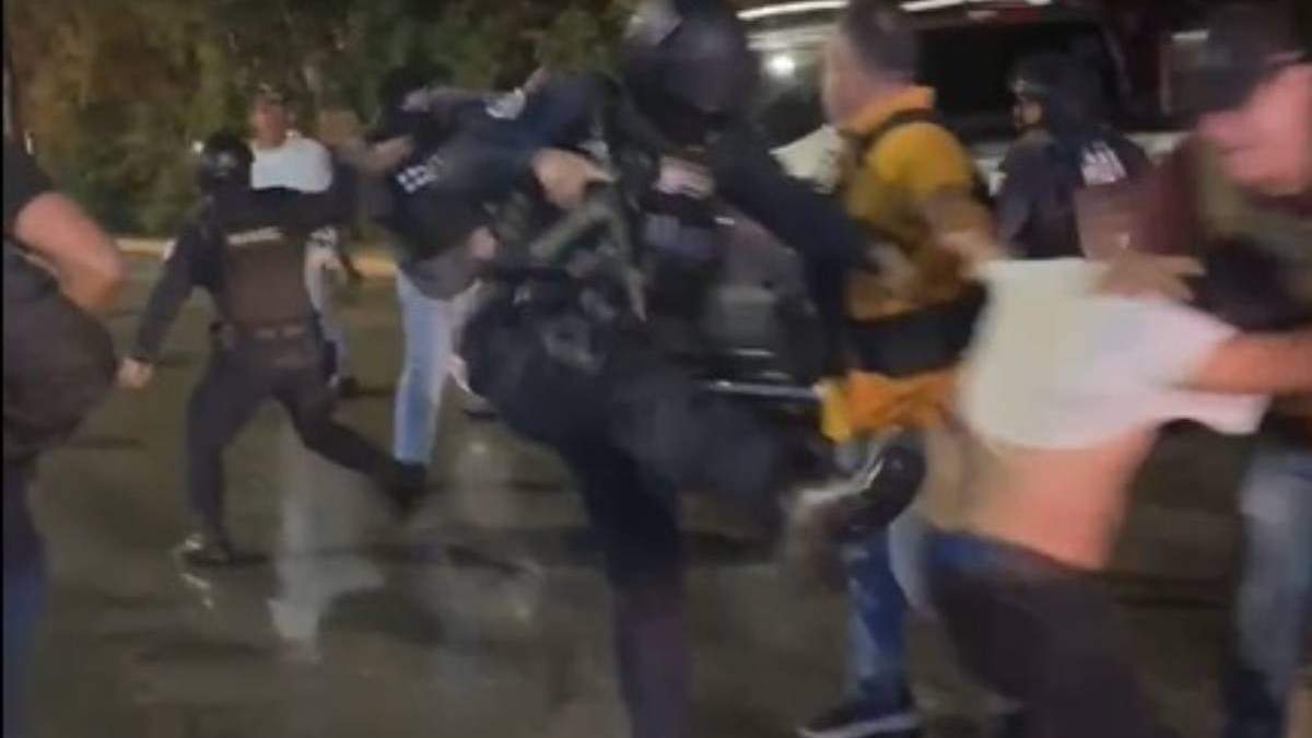 Policía propina patada a manifestante en bloqueo carretero en Playa del Carmen
