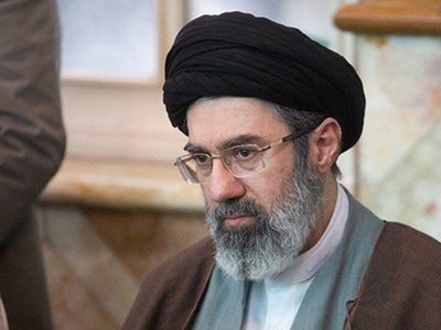 El líder de Irán advierte que su fuerza naval está lista para infligir “nuevas derrotas” a EE UU