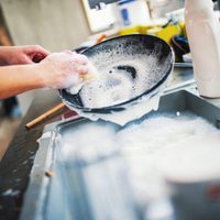Como nuevas: sacá toda la suciedad acumulada en ollas y sartenes con esta simple mezcla casera