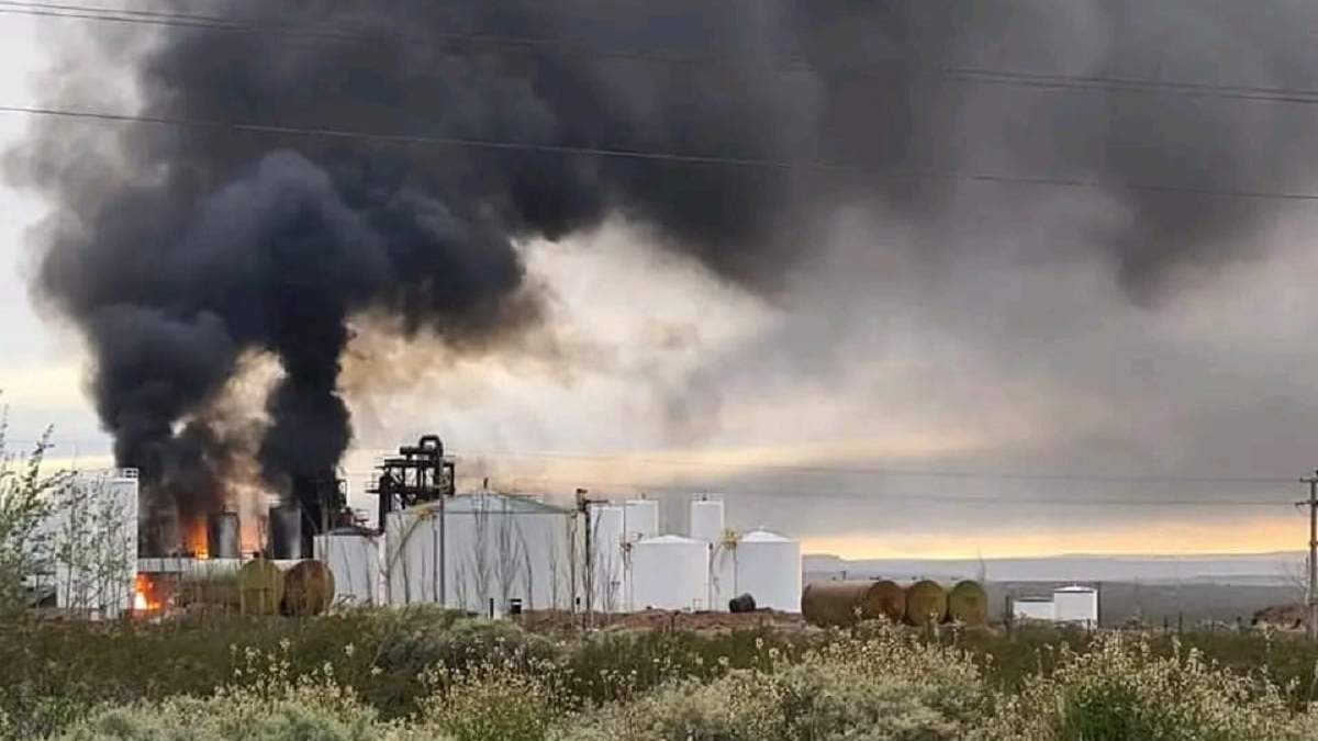 Durante el incendio en la refinería NAO. Fuente: (Facebook)