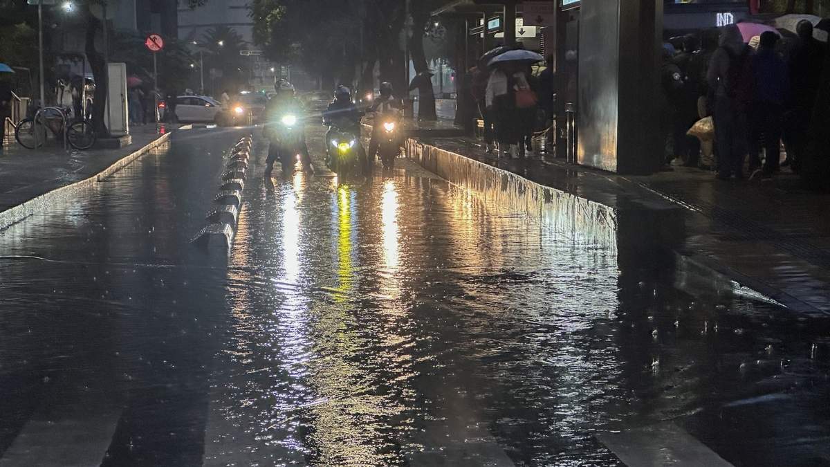 Probabilidad de chubascos, descargas eléctricas y posible caída de granizo en la Ciudad de México para este lunes