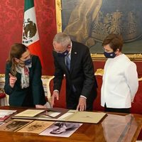 AMLO pide a Gutiérrez Müller insistir en Penacho de Moctezuma y traerlo a México