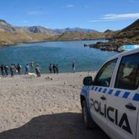 Rescataron la camioneta que se había caído el fin de semana en la Laguna Escondida en Varvarco