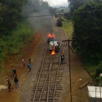 Normalistas queman dos vehículos sobre vías del tren en Michoacán