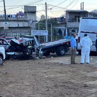 Tragedia rumbo a Chalma: Autobús de pasajeros choca con grúa y camioneta; mueren tres