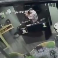 Encargado de la tienda deportiva Fox da brutal golpiza a empleada; está prófugo (Video)