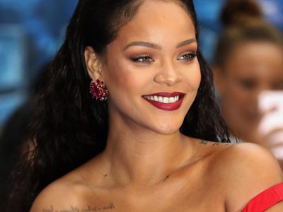 Rihanna escogió un bikini tan ajustado que las tiritas se fueron... ¡Salió todo!