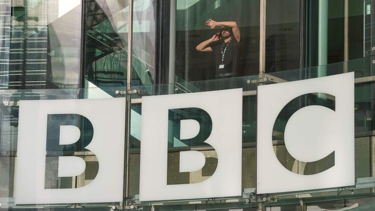 El logotipo de la BBC fuera de las oficinas generales del organismo, en Londres, el 12 de noviembre de 2025