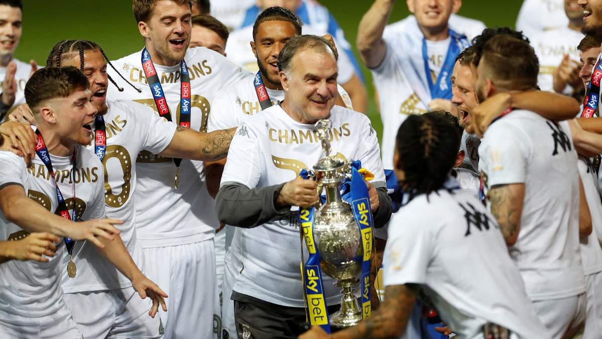 Bielsa y el trofeo. Fuente (Instagram)