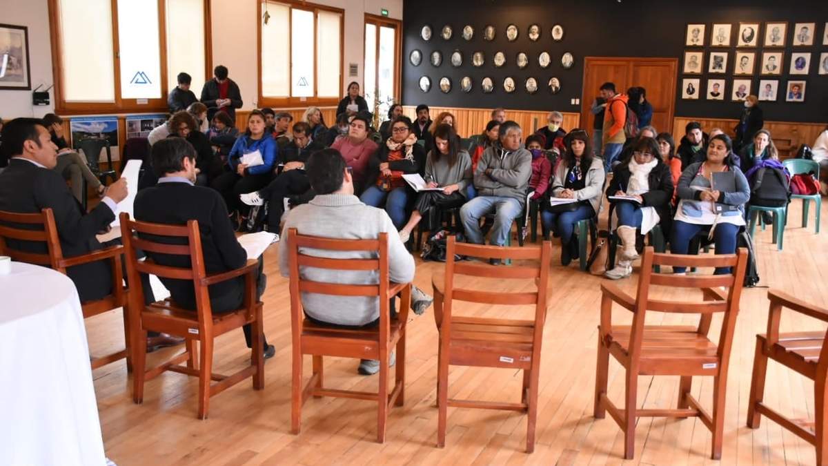 Encuentro con la comunidad educativa de San Martín de los Andes. Fuente: (Twitter)