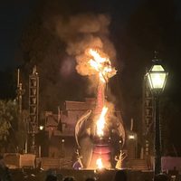 Dragón mecánico se incendia durante show en Disneyland (Video)