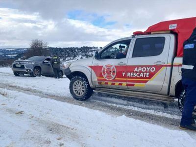 Bomberos de Villa Pehuenia salvaron a turistas chilenos atrapados por la nieve en la Ruta 13