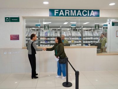 Sheinbaum hace visita sorpresa a hospital del IMSS en medio de quejas por desabasto de medicamentos