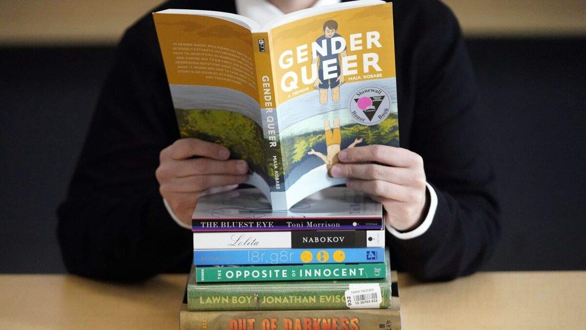 Una pila de libros que han enfrentado reclamaciones en el Utah Pride Center en Salt Lake City, el 16 de diciembre de 2021. Los intentos de prohibir y restringir libros en escuelas y bibliotecas públicas siguen en alza, según un nuevo reporte de la Asociación Estadounidense de Bibliotecas