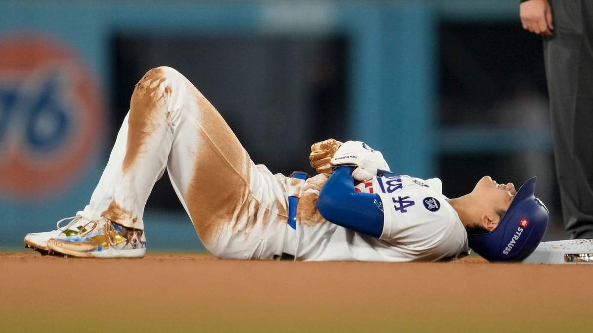 El japonés Shohei Ohtani se lamenta tras lastimarse en la intermedia durante el segundo juego de la Serie Mundial ante los Yankees de Nueva York, el sábado 26 de octubre de 2024