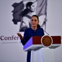 Sheinbaum tilda a Marko Cortés de ridículo y de traidor a la patria