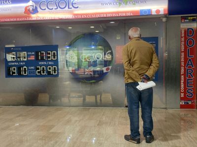 El peso arranca semana con pérdidas frente al dólar; la BMV hila dos sesiones a la baja