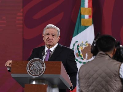 "Creo que me excedí” con el cálculo de los asistentes a la marcha por el INE, dice AMLO