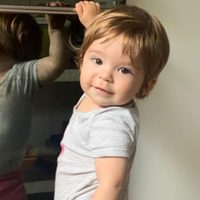 Un tornado en la cocina: Eugenia Tobal capturó a Ema en plena travesura y resultó irresistible