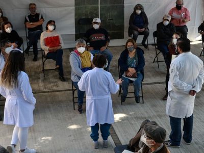 Basifican en la CDMX a 267 médicos especialistas, generales y enfermeros