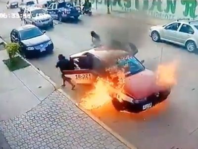 Taxi se incendia con todo y pasajeros a bordo en Oaxaca (Video)