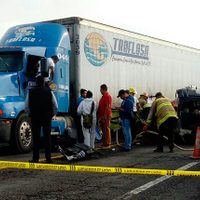 Camioneta con migrantes choca en Michoacán; hay dos muertos y tres heridos