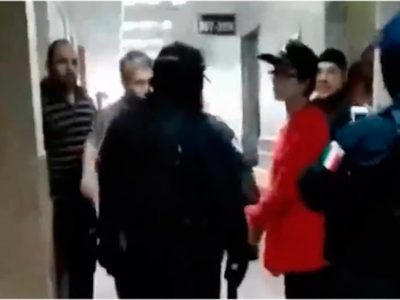 Escopeta en mano, una mujer exige ser atendida en clínica del IMSS, en Tamaulipas (Video)