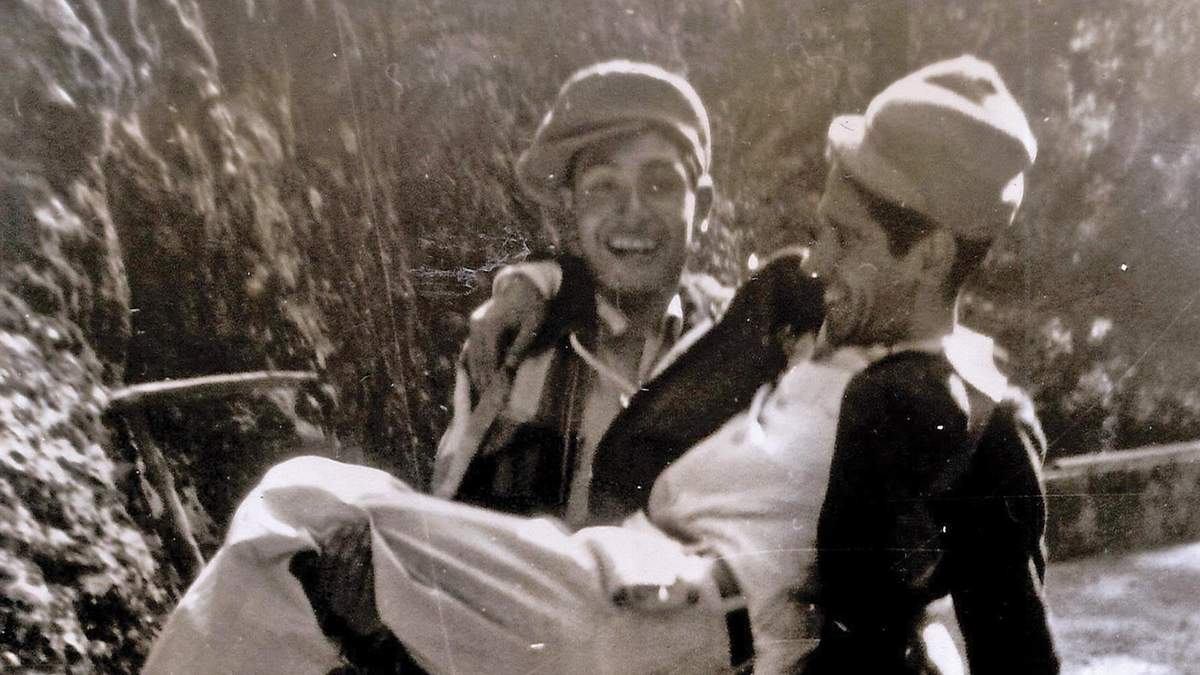 Luis en brazos de Vicente. Excursión a La Marquesa