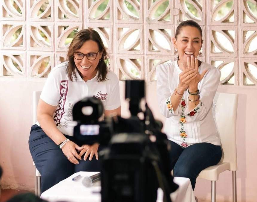 Sheinbaum, en compañía de Nahle, presume su anillo de bodas, en conferencia de prensa luego de un mitin en el municipio de Ángel R. Cabada, Veracruz.