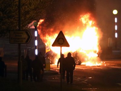 Disturbios en Belfast y Londonderry dejan 27 policías heridos