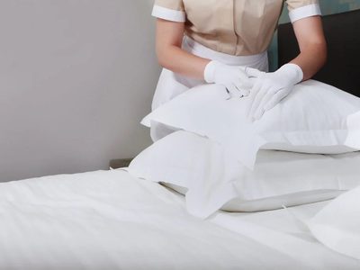 Los hoteles usan este trucazo para limpiar las almohadas y dejarlas como nuevas