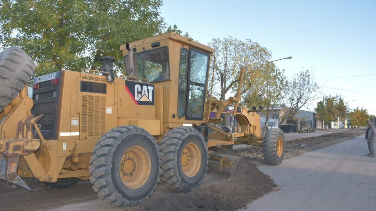 Personal municipal trabaja en la obra del cordón cuneta en B° 70 viviendas. Fuente: (Twitter)