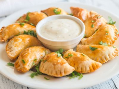 Empanadas con masa de pollo, sin harina: una delicia que te va a encantar para probar algo distinto