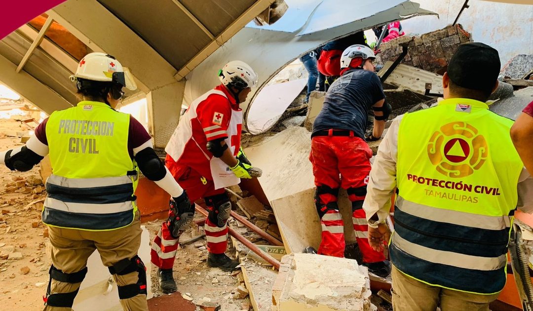 Servicios de emergencia realizan labores para rescatar a una persona de los escombros en el colegio Antonio Repiso