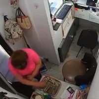 Mujer roba 750 mil pesos en su segundo día de trabajo en una casa de cambio (Video)