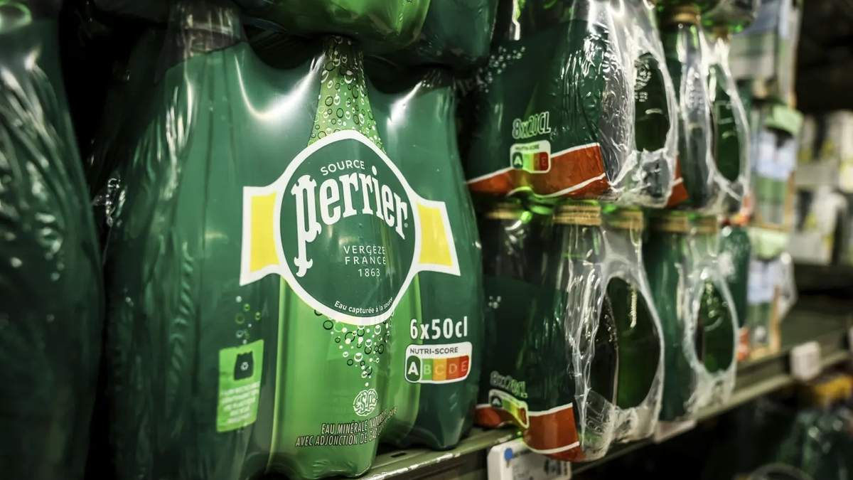 El gobierno francés encubrió el tratamiento ilegal del agua embotellada por parte de Nestlé