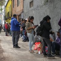 Largas filas en módulos del INE para tramitar la credencial. ¿A qué hora vence el plazo? (Video)