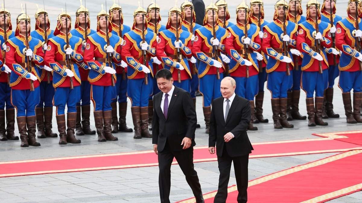 El presidente ruso Vladímir Putin, a la derecha, camina con el presidente mongol Ukhnaagiin Khurelsukh, a la izquierda, durante una ceremonia de bienvenida en la plaza Sukhbaatar de Ulán Bator, Mongolia, el martes 3 de septiembre de 2024