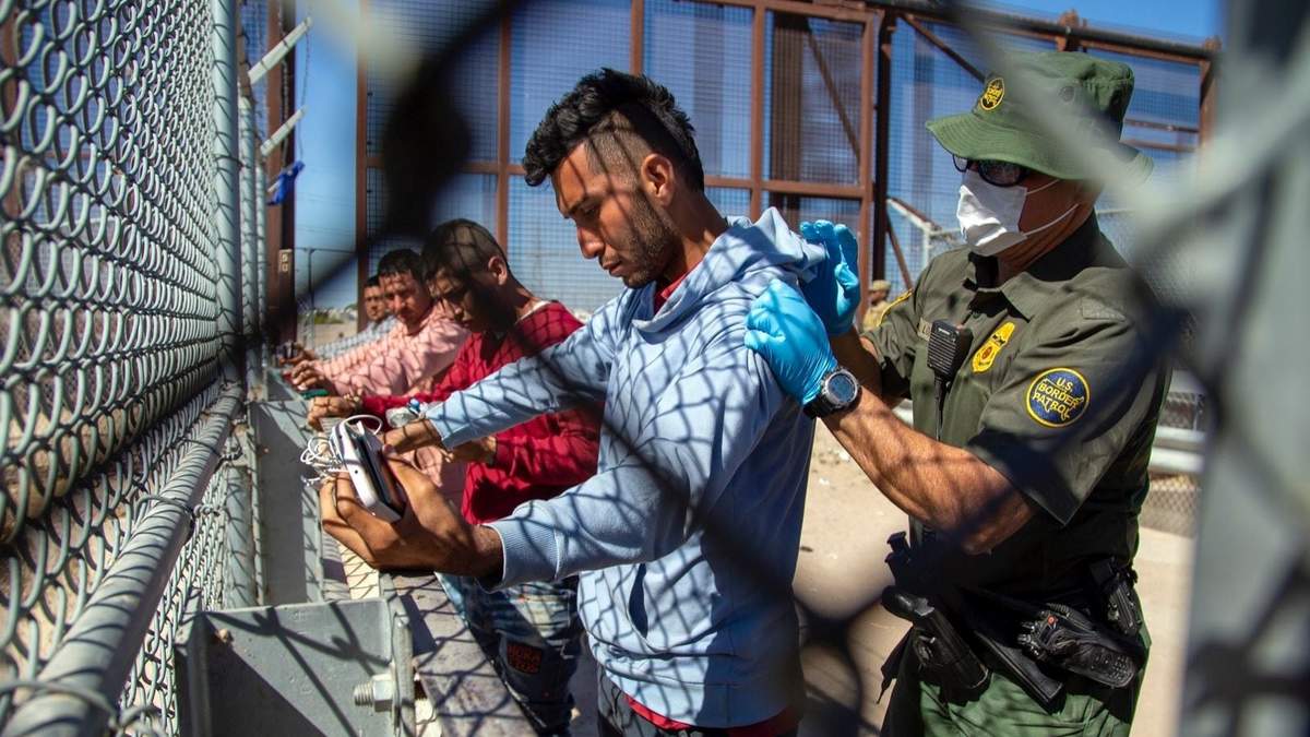 Un integrante de la Patrulla Fronteriza revisa a un migrante en El Paso, Texas, este 10 de mayo