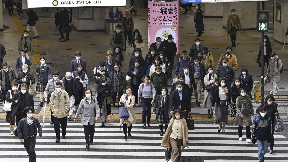 Personas portando mascarillas cruzan una calle en Osaka, en el oeste de Japón