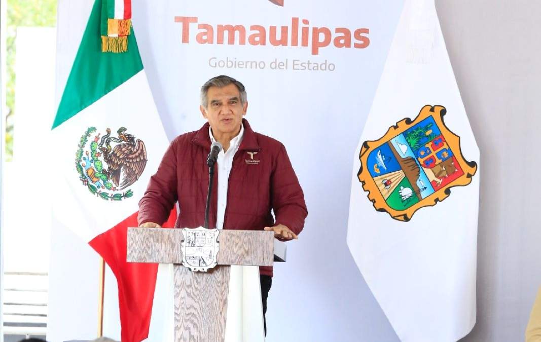 Entrega gobernador apoyos para mejorar servicios e infraestructura en Victoria