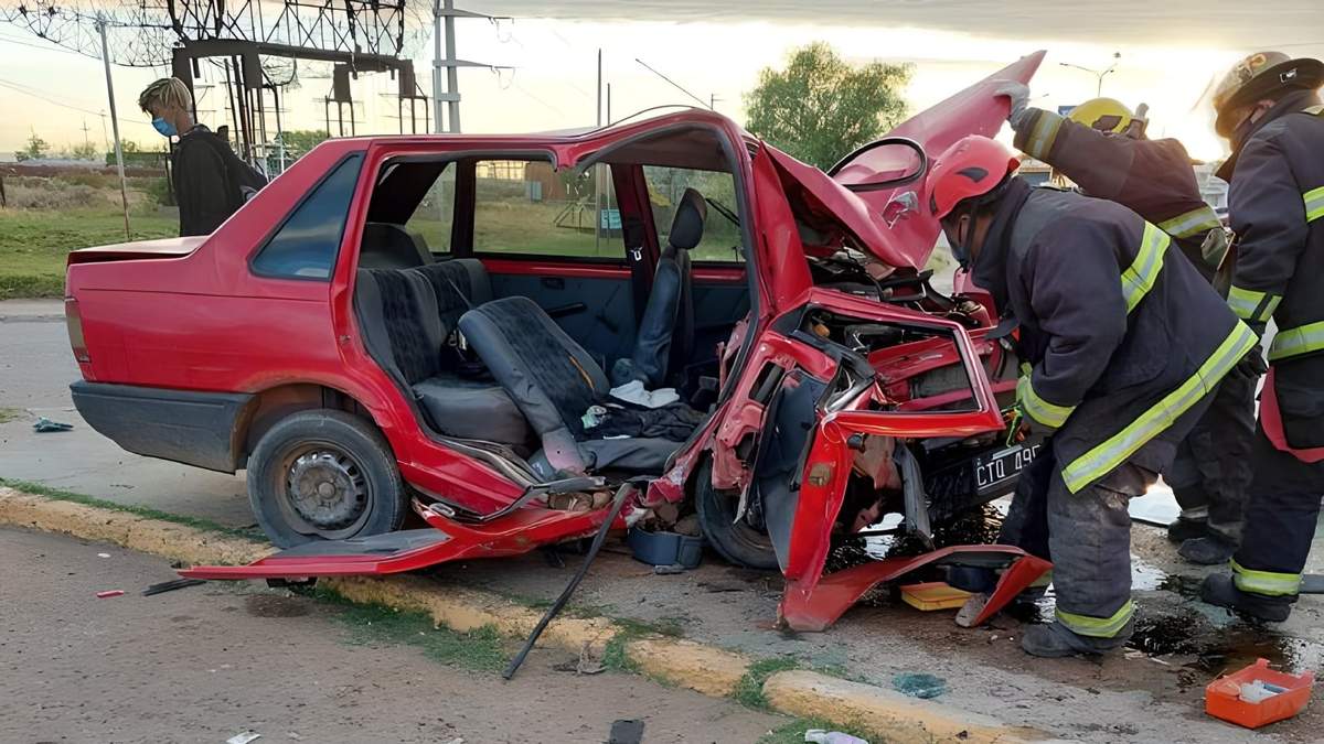 El automóvil chocó contra un poste en la entrada a Plaza Huincul. Fuente: (Twitter)