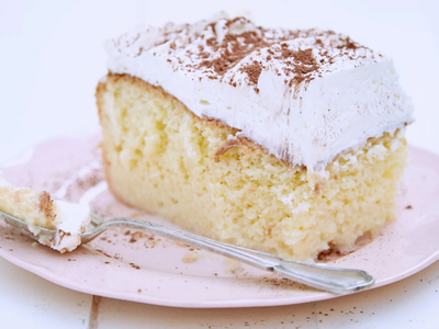 Torta húmeda de dulce de leche: poné la pava y hacé esta delicia que le va a encantar a tu familia