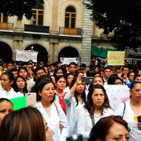 Médicos de Oaxaca exigen liberar a colega que perdió un paciente por presunta negligencia