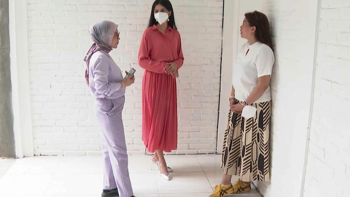 La concursante de Miss Universo Indonesia Priskila Ribka Jelita, centro, habla con su madre Maria Napitupulu, derecha, y la abogada Melisa Anggraini durante una entrevista