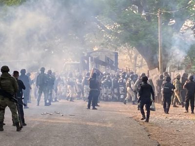 GN y Ejército se enfrentan con gases lacrimógenosy piedras contra pobladores de Quespala, Chiapas